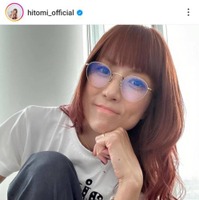 hitomi、Zoffの老眼鏡に合わせたシンプルコーデに反響「まだまだ若い！」「とてもお洒落」