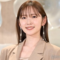 鈴木愛理、ミニ丈ジャケットワンピ×タイツの秋服ショット公開「スタイル抜群」「釘付け」と反響続々