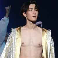 ユーモア溢れるアドリブで機転を利かせる渡辺翔太／ゲネプロより（C）モデルプレス