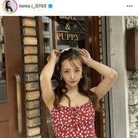 板野友美、美デコルテ披露の“赤な気分”SHOTに「サイコー」「とっても可愛い」と絶賛の声