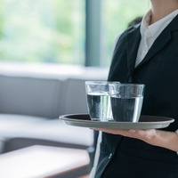 カフェに来る外国人観光客に「水はセルフサービスです」と伝えると…→外国人観光客の反応を見て「日本ってすごいんだ」