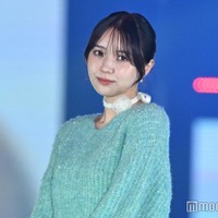 小林由依、ラメ入りトップス×フリルスカートでガーリーな着こなし【GirlsAward 2024AW】