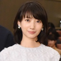 「透明感」波瑠、色白美肌が際立つ透け感コーデにファンうっとり「妖精のよう」