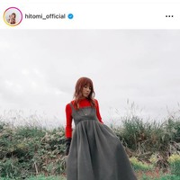 hitomi、ほっそり美スタイル際立つ秋服ワンピースSHOTに反響「いつになっても美しい」「かわいい」