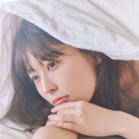 乃木坂46岩本蓮加、真っ白なシーツの中でのまどろみSHOT披露！ナチュラルな表情にドキドキ