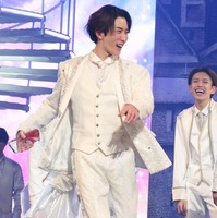 亀梨和也の歩き方を真似する渡辺翔太（C）モデルプレス