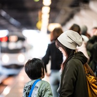 駅で、ぐずる子ども。なぜか駅員が近づいてきて…私「何事？」まさかの神対応に『驚き』『知らなかった』