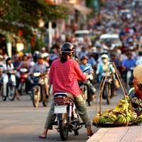 【ベトナムで…】バイクが多くて道を渡れない！？すると「君が…」現地の人のアドバイスに驚き