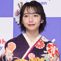 「女子力高い」山之内すず、おなかチラリ！手編みセーターSHOTに絶賛の声「素敵すぎる」