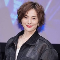 米倉涼子、美スタイル披露のシルバードレスSHOTに反響「本当に綺麗」「かっこいい」