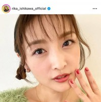 石川梨華、美肌際立つピンクメイクSHOTに反響「最強かわいすぎる」「いつまでも衰えない美貌」