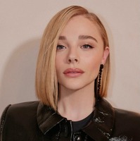 米女優クロエ・モレッツ、同性恋人との婚約指輪公開 デート写真も披露