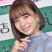 茶髪の岡田紗佳（C）モデルプレス