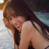 日向坂46佐々木久美、大人っぽいサテンドレスで美肩見せ！1st写真集『めくる日々』表紙4種類が解禁