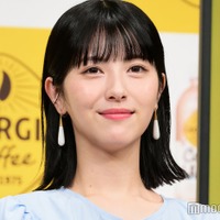 浜辺美波、友人の人気歌手からメッセージ 交流秘話明かす「私はかっちゃんって呼ばれてて」