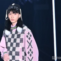 野村康太、抜群スタイル映えるハーフパンツ×リボンソックス姿【TGC2025S/S】