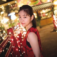 當真あみ1st写真集「Ami」封入特典ポストカード／撮影：屋山和樹