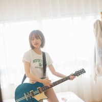 声優・夏吉ゆうこ、短めTシャツ姿＆ほっそり美脚を大胆見せ！私物のギターをかき鳴らす自然体SHOT披露