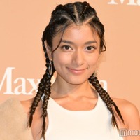 ローラ、SEXYボディスーツ・キャミドレス…美谷間＆美脚全開ショットに反響「刺激が強い」「着こなせるのがすごい」