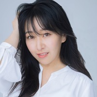 “俳優歴20年超え”中冨杏子が歌手デビュー「プレッシャーが大きなバネとなった」MVも公開【桜色リップクリーム】