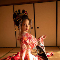 鈴木ふみ奈、艶やかな花魁に変身！はだけた着物から豊満バストや美ヒップをチラ見せ
