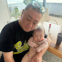 山本圭壱、愛娘は自分と西野未姫のどちら似！？比較SHOTに「顔がみんな似てる」「とにかく可愛い」の声