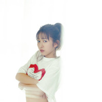 とき宣・小泉遥香、ほっそりお腹がチラリ！“アイドルおはるの素顔”をテーマに彼女感たっぷり