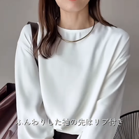 さりげなく華やかさを添えて。白ブラウス×ブラウンパンツの上品配色術【40代の毎日コーデ】