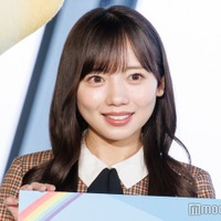 ロングヘアの齊藤京子（C）モデルプレス