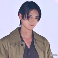 岩瀬洋志、クールな視線でオーラ放つ【GirlsAward 2025SS】