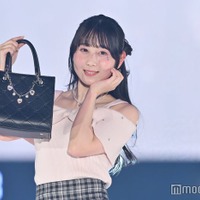SKE48井上瑠夏、肩開きトップスで上品な雰囲気 目元にラメ輝く【GirlsAward 2025SS】