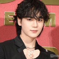 拳を構える豆原一成（C）モデルプレス