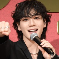 拳を突き出す豆原一成（C）モデルプレス