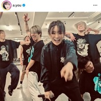 浜崎あゆみ、自然体な笑顔あふれるダンサーらとのリハSHOTに「真剣に楽しむ感じが伝わる」「かわいい～」の声