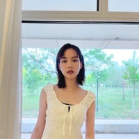 のん、美デコルテ全開の白ワンピ姿にファン悶絶「こんな彼女が欲しい」「素敵な私服」