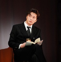 田中圭「陽気な幽霊」初日公演より（提供写真）