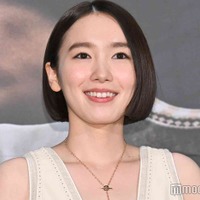 飯豊まりえ、胸元ざっくりワンピ姿で登場 初共演・井浦新の印象告白「オタクがいると思って」【岸辺露伴は動かない 懺悔室】