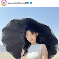 道重さゆみ、眩しい笑顔の日傘SHOTにファンうっとり「可愛いなぁ」「品があって好き」