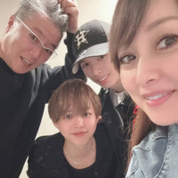 渡辺美奈代、夫＆イケメン息子たちとパシャリ！家族4SHOTに「美男美女」「素敵なファミリー」の声