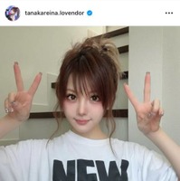 「可愛いママ」田中れいな、アニメ柄Tシャツを着こなしたピースSHOTに反響「何着ても似合う」