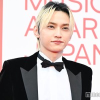 SKY-HI、スタイリッシュなタキシード姿で登場 レカペでは紳士的な対応も【MUSIC AWARDS JAPAN】