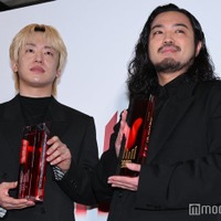 囲み取材に応じたCreepy Nuts（C）モデルプレス
