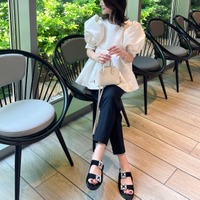甘さときちんと感の絶妙バランス！パフスリーブ×黒パンツで好印象を狙って【40代の毎日コーデ】