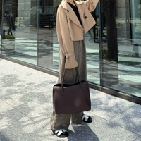 通勤にも休日にも。大きめバッグで仕上げる万能ワントーン【40代の毎日コーデ】