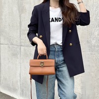紺ブレ×デニム×白T。きれいめとカジュアルの秀逸バランスコーデ【40代の毎日コーデ】