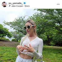 山田優、ほっそりお腹チラ見せの爽やかホワイトコーデSHOTを公開