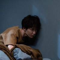 Snow Man渡辺翔太、怪奇現象にうなされる 事故物件の“謎”迫る場面写真解禁【事故物件ゾク 恐い間取り】