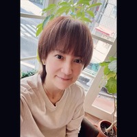 鈴木蘭々「何十年ぶりに」人気タレントと共演で2ショット「相変わらず小さくて可愛い」