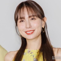 May J.、ほっそり美脚際立つ私服ショット披露「スタイル良すぎ」「ギャップすごい」と反響