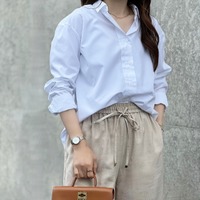 涼しくてラクできちんと見える。爽やか白シャツ×リネンの絶妙涼感バランス【40代の毎日コーデ】